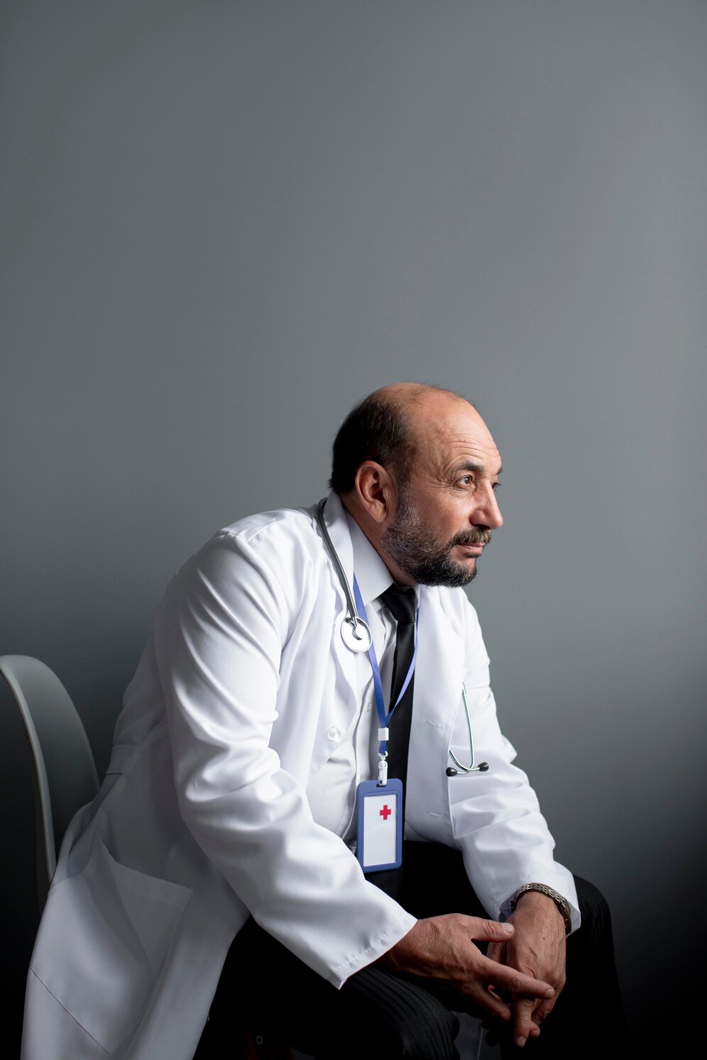 Doctor Luis Hernández especialista en oftalmología en consulta